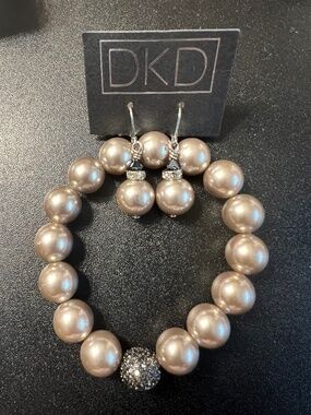 DKD Diane Katzman Design Gray Lustrous Pearl Stretch Bracelet Dangle Earring Set